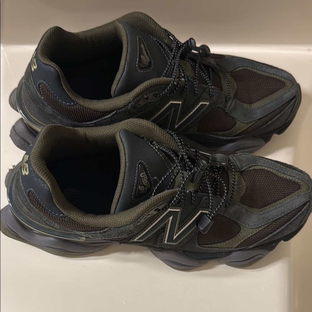 New Balance Black and Gray Sneakers with Cushioned Midsole